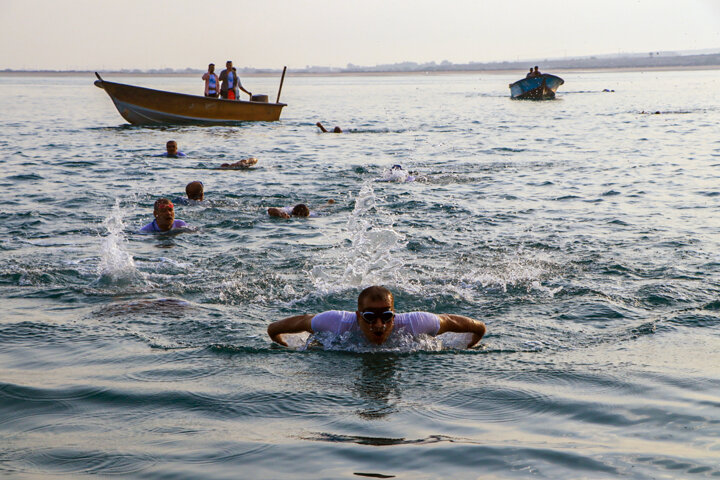 شناگران جانباز جلوه های ایثار را در خلیج فارس به نمایش گذاشتند