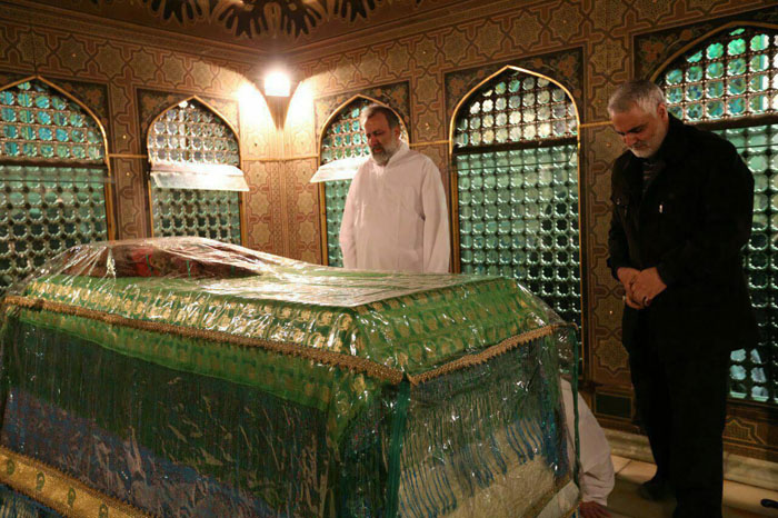 سردار قاسم سلیمانی در داخل ضریح حضرت علی بن موسی الرضا علیه السلام + عکس سردار قاسم سلیمانی در داخل ضریح حضرت علی بن موسی الرضا علیه السلام + عکس