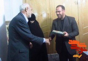 حسنعلی امیری معاون پارلمانی رئیس جمهور و مسئولین کرمانشاه، با دو خانواده ایثارگر دیدار کردند.