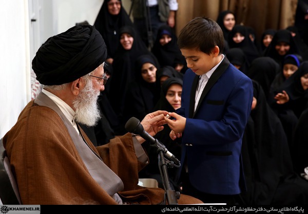 گزارشی از متن و حاشیه دیدار خانواده های شهدای مدافع حرم با رهبر معظم انقلاب گزارشی از متن و حاشیه دیدار خانواده های شهدای مدافع حرم با رهبر معظم انقلاب