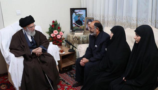 حضور امام خامنهای در منزل یکی از شهدای ناجا حضور امام خامنهای در منزل یکی از شهدای ناجا