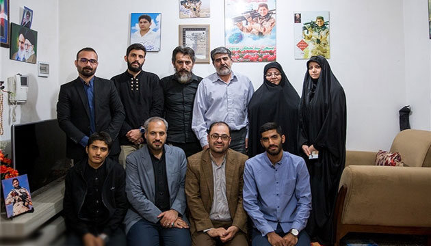 دیدار با خانواده شهید مدافع حرمی که با وثیقه به سوی شهادت رفت دیدار با خانواده شهید مدافع حرمی که با وثیقه به سوی شهادت رفت