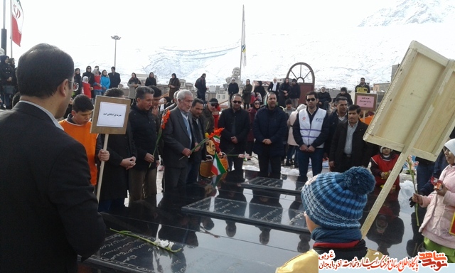 غبار روبی مزار شهدای گمنام شهرستان ماکو غبار روبی مزار شهدای گمنام شهرستان ماکو
