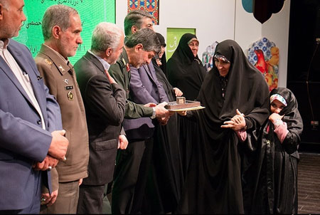 ۴۰ بانوی نمونه انقلابی در همایش «فصل رویش» تجلیل شدند ۴۰ بانوی نمونه انقلابی در همایش «فصل رویش» تجلیل شدند