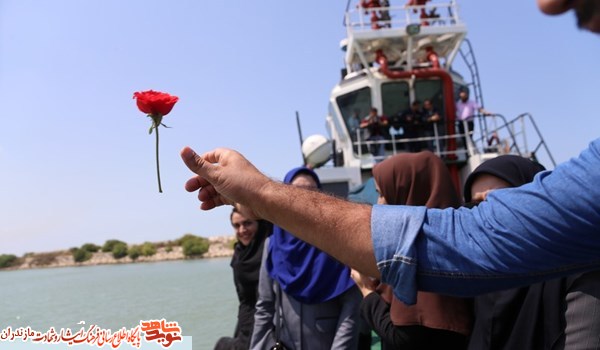 نثار گل های سرخ بر آب های خزر به یاد «شهدای کشتی سانچی و شهدای خبرنگار» نثار گل های سرخ بر آب های خزر به یاد «شهدای کشتی سانچی و شهدای خبرنگار»