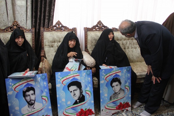 مراسم معنوی چهل شب، چهل روضه در منزل شهید عرب حلوایی برگزار شد مراسم معنوی چهل شب، چهل روضه در منزل شهید عرب حلوایی برگزار شد