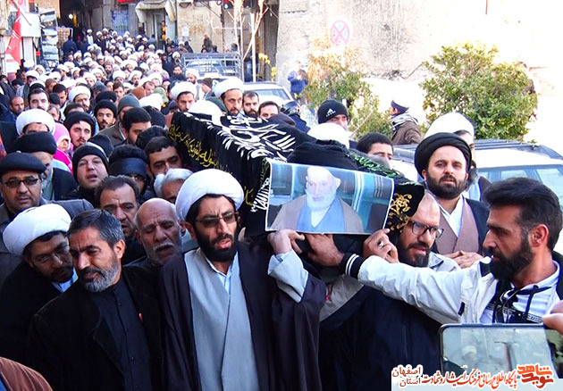 حضور خانواده شهدا در مراسم تشییع «آیت الله مهاجر»