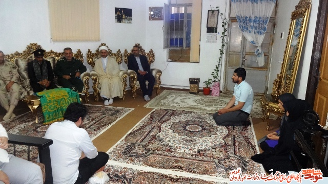 خادمین حرم مطهر علی ابن موسی الرضا (ع) با خانواده های شهدای پلدشت دیدار کردند خادمین حرم مطهر علی ابن موسی الرضا (ع) با خانواده های شهدای پلدشت دیدار کردند