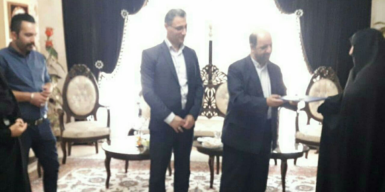 عکس/ تجلیل از خانواده شهید منا «محمد اسدی» در ملارد عکس/ تجلیل از خانواده شهید منا «محمد اسدی» در ملارد
