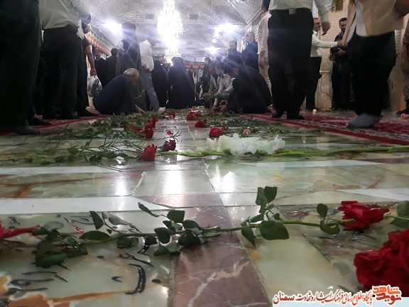 گلباران گلزار شهدای سمنان به مناسبت هفته دفاع مقدس گلباران گلزار شهدای سمنان به مناسبت هفته دفاع مقدس