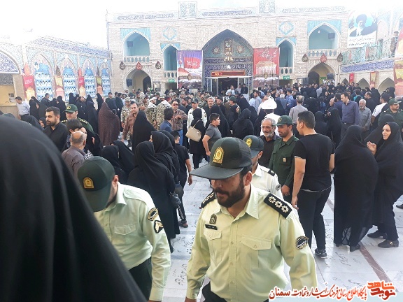 گلباران گلزار شهدای سمنان به مناسبت هفته دفاع مقدس گلباران گلزار شهدای سمنان به مناسبت هفته دفاع مقدس