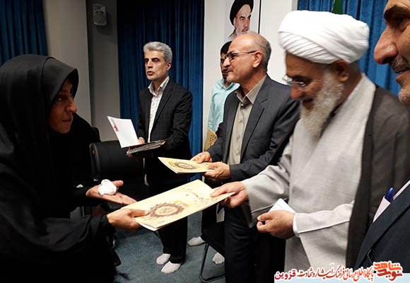 تجلیل از نفرات برتر قرآنی و متولیان حسینیههای شهدا از نگاه دوربین تجلیل از نفرات برتر قرآنی و متولیان حسینیههای شهدا از نگاه دوربین