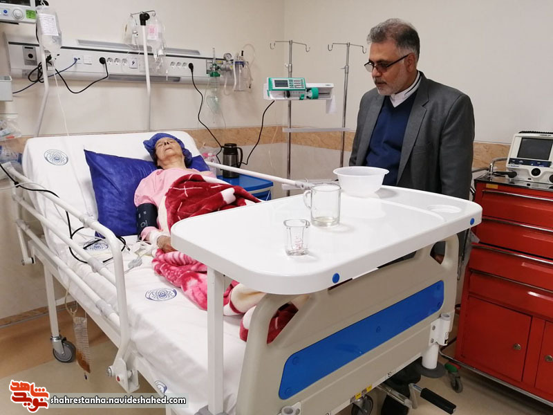عکس/ مادر سردار شهید در بستر بیماری عکس/ مادر سردار شهید در بستر بیماری