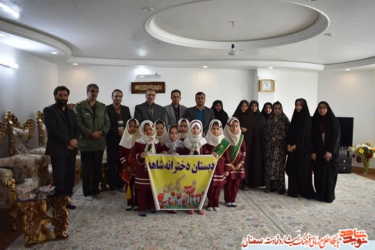 دیدار دانش آموزان مدرسه دخترانه شاهد شاهرود از همسر شهید عباس دوست محمدی دیدار دانش آموزان مدرسه دخترانه شاهد شاهرود از همسر شهید عباس دوست محمدی