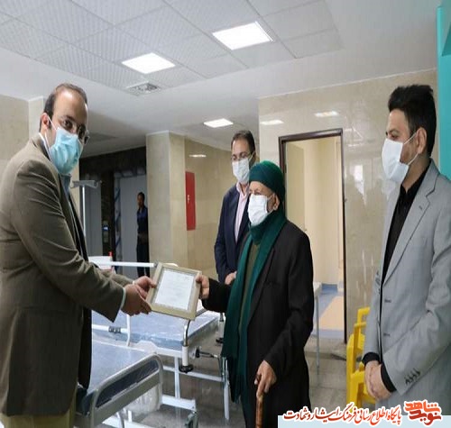 اهدای تجهیزات پزشکی توسط پدر شهید حسینی فر به بیمارستان اسفراین