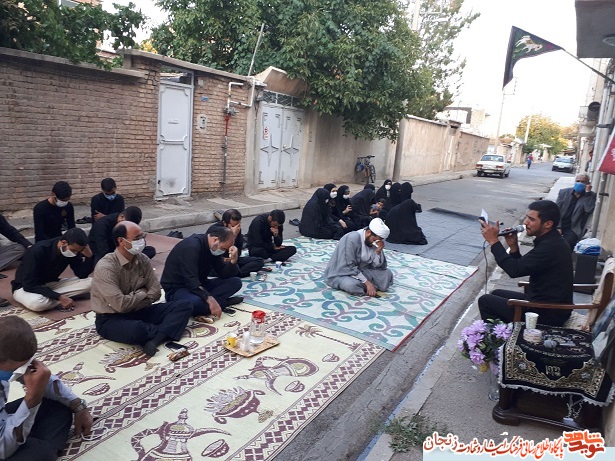 کوچه به کوچه با شهدا/ مداحی مقابل منزل شهید 