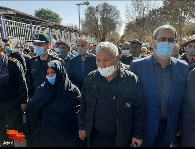 گزارش تصویری | خانواده شهید اردبیلی پس از گذشت30 سال مزار شهیدشان را زیارت کردند