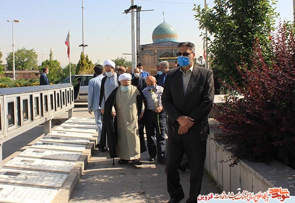 گلباران گلزار شهدای قزوین به مناسبت روز معلم در قاب تصاویر گلباران گلزار شهدای قزوین به مناسبت روز معلم در قاب تصاویر