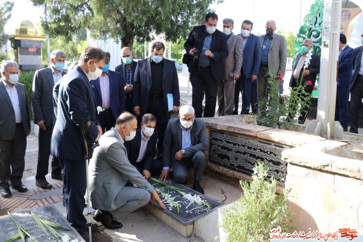 گزارش تصویری/ادای احترام معاون تعاون و امور اجتماعی بنیاد شهید و امور ایثارگران به مقام شامخ شهدای آذربایجان غربی گزارش تصویری/ادای احترام معاون تعاون و امور اجتماعی بنیاد شهید و امور ایثارگران به مقام شامخ شهدای آذربایجان غربی