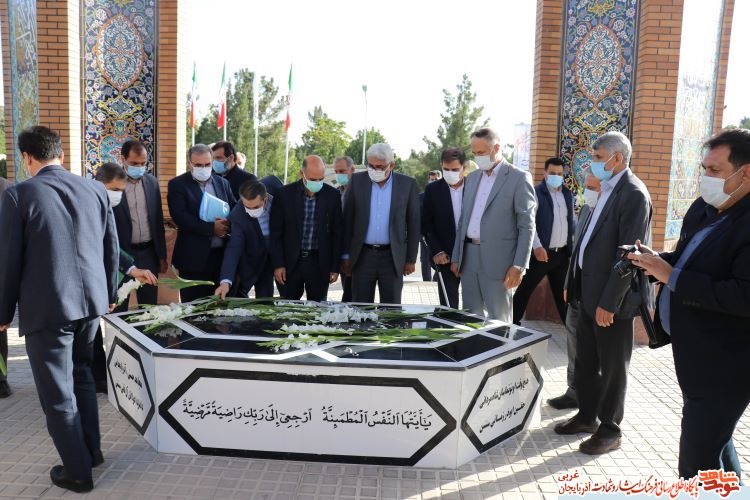 گزارش تصویری/ادای احترام معاون تعاون و امور اجتماعی بنیاد شهید و امور ایثارگران به مقام شامخ شهدای آذربایجان غربی گزارش تصویری/ادای احترام معاون تعاون و امور اجتماعی بنیاد شهید و امور ایثارگران به مقام شامخ شهدای آذربایجان غربی