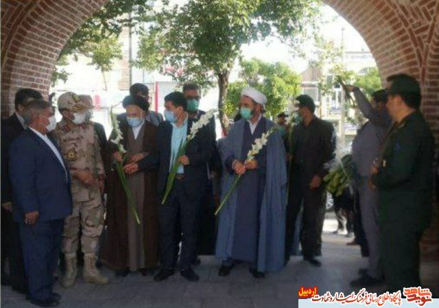 به مناسبت هفته قوه قضاییه مزارمطّهرشهدا در استان اردبیل غبارروبی و گل افشانی شد