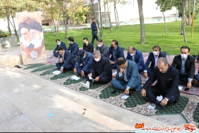 به مناسبت هفته دفاع مقدس مراسم زیارت عاشورا به همراه گلباران مزار مطّهرشهدای گمنام دراستان اردبیل برگزار شد