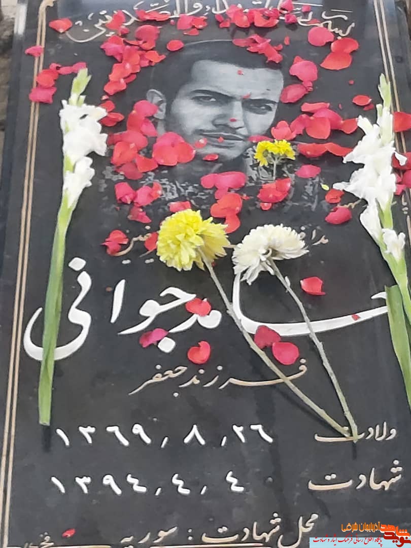 ادای احترام دانش آموزان بر سر مزار شهید «حامد جوانی»