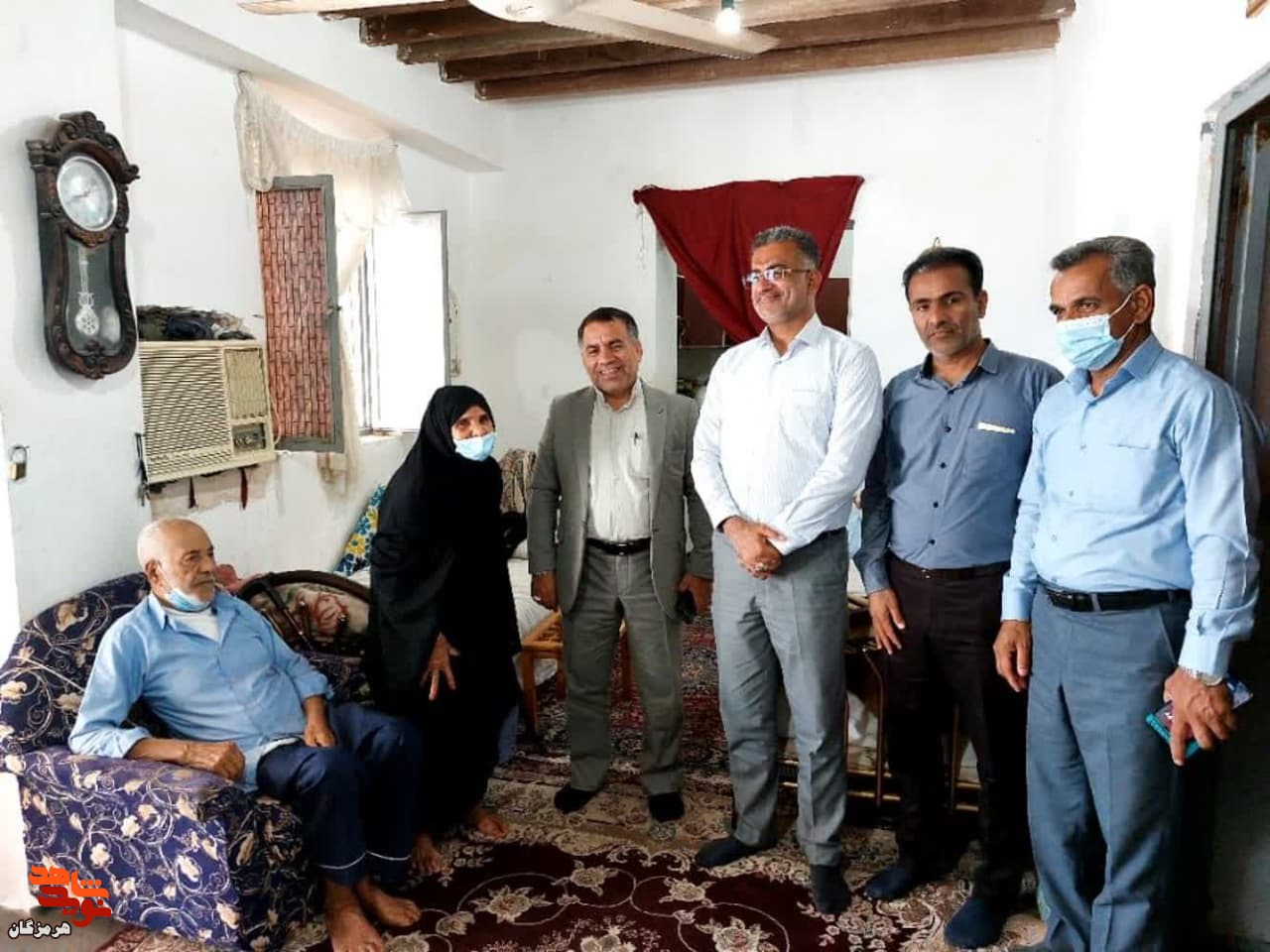 دیدار مدیرکل بنیاد هرمزگان با 14 خانواده شاهد و ایثارگر در بندرعباس