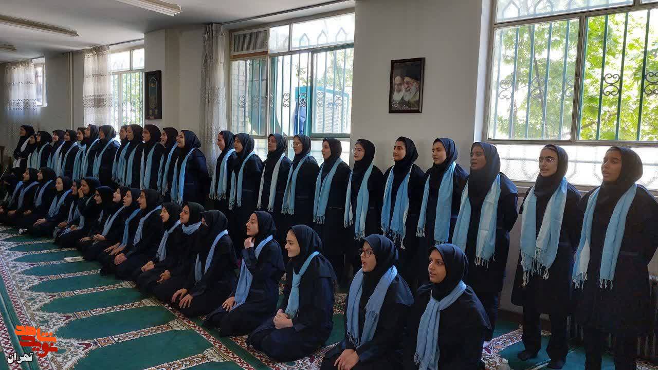 تجلیل از فرهنگیان و‌ معلمان در مدارس شاهد سطح تهران انجام شد.