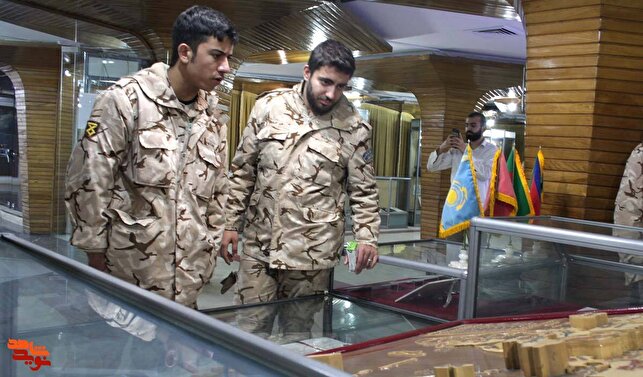 بازدید جمعی از کارکنان و سربازان ستاد فرماندهی کل سپاه از موزه شهدا/ تصاویر