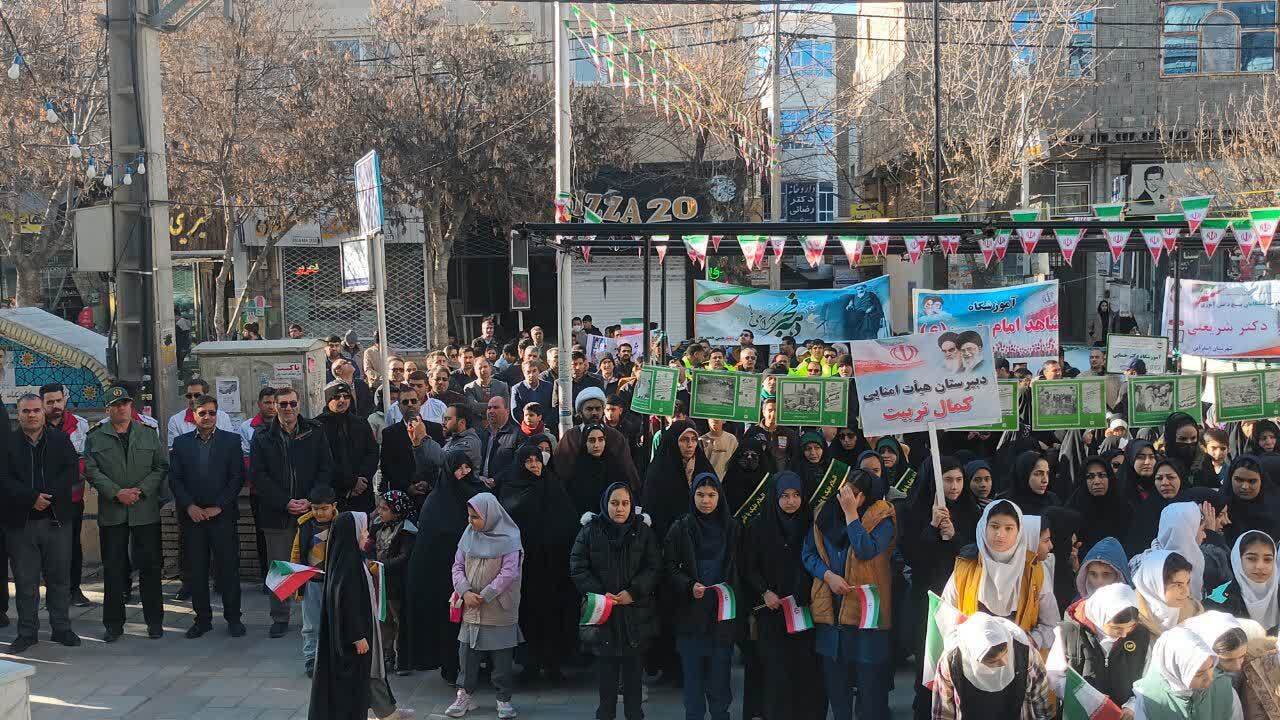 گزارش تصویری/ گلباران تمثال مبارک امام خمینی (ره) بنیانگذار کبیر انقلاب اسلامی 