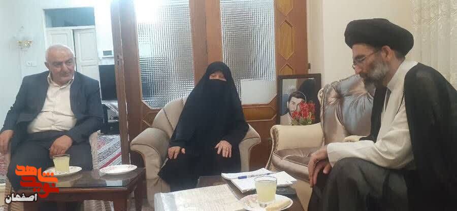 شهدا با پیروی از ولی فقیه بهشت را به ارمغان آوردند