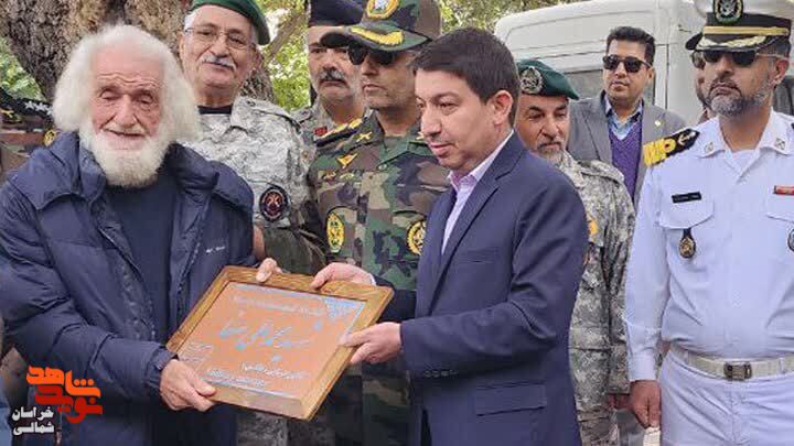 کاشی ماندگار میراث فرهنگی تقدیم خانواده «شهید محمدعلی صفا» شد