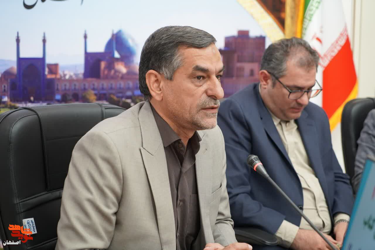 آیین رونمایی از کتاب نگین های سرخ نصف جهان برگزار شد