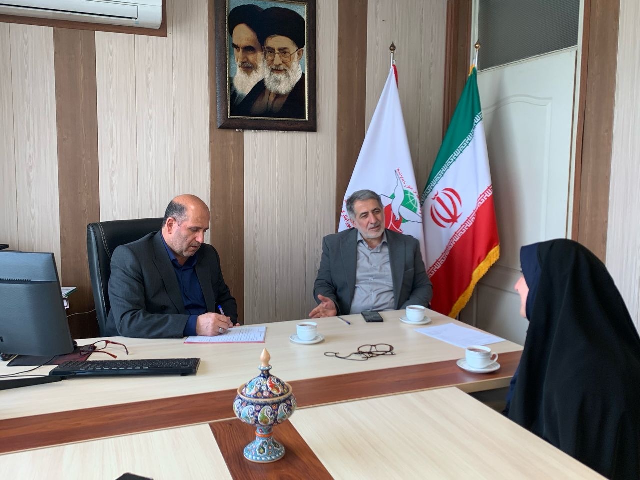 ملاقات عمومی مدیرکل بنیاد شهید و امور ایثارگران تهران بزرگ با خانواده شهدا و ایثارگران