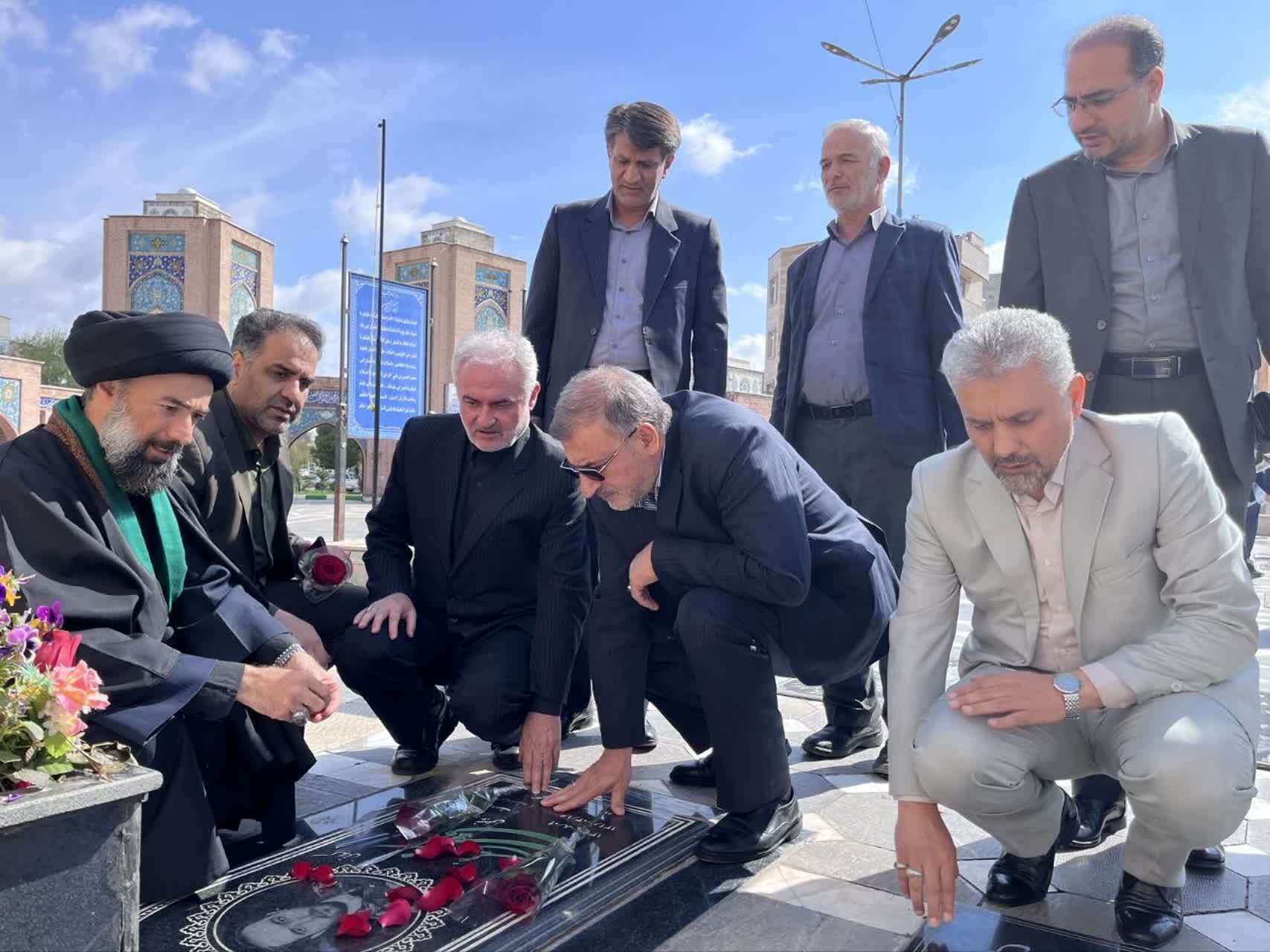 ادای احترام سردار سلیمانی معاون فرهنگی بنیاد شهید و امور ایثارگران به مقام شامخ شهدای اردبیل