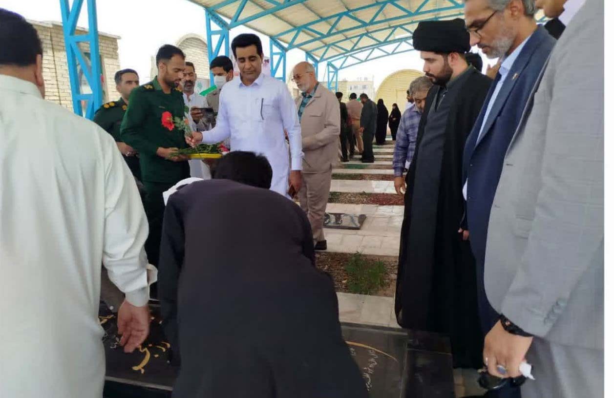غبارروبی و عطرافشانی گلزار شهدای بهشت رضوان چابهار