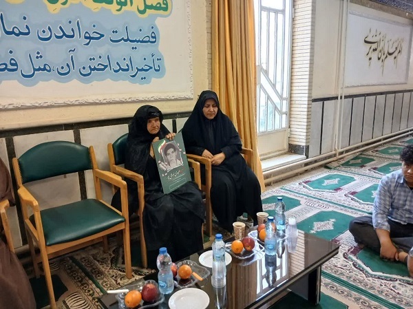 مدارس دبیرستان امام خمینی «ره» به نام و عکس شهدا مزین شد