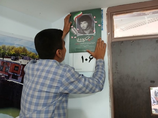 مدارس دبیرستان امام خمینی «ره» به نام و عکس شهدا مزین شد