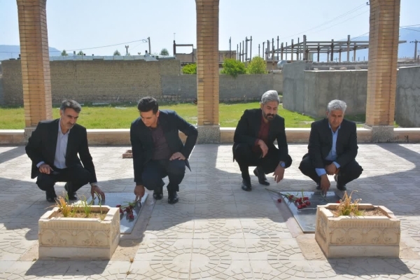 گلزار شهدای رومشکان گلباران شد