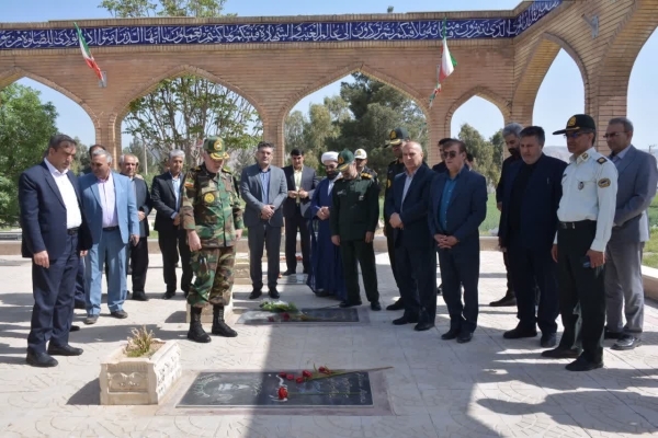 گلزار شهدای رومشکان گلباران شد