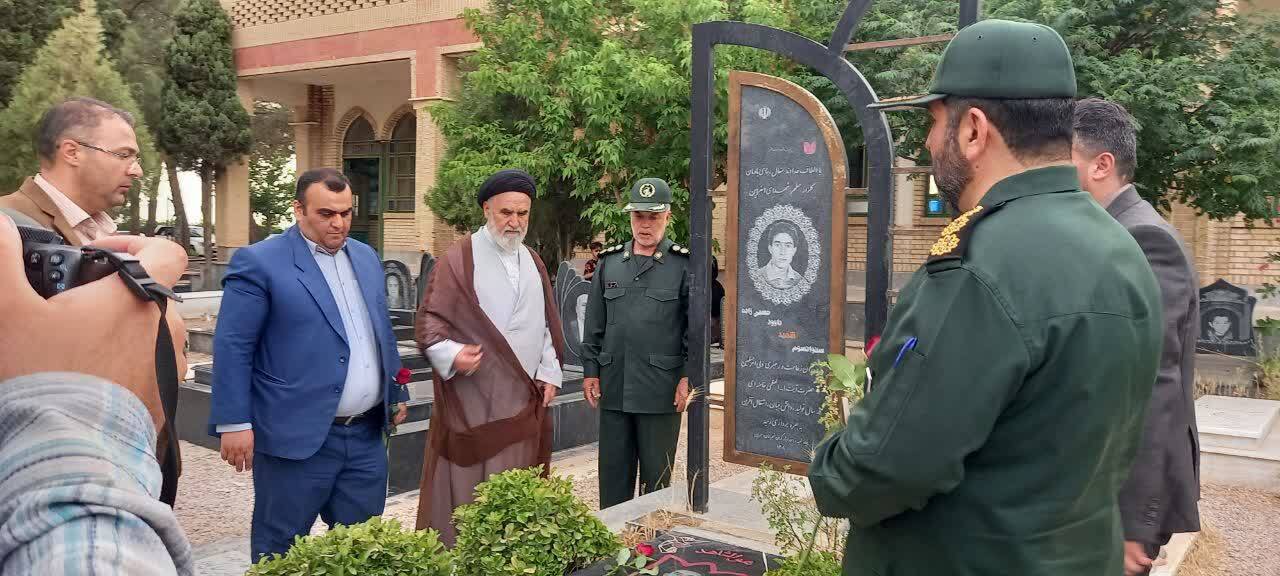 به مناسبت گرامی داشت آزاد سازی خرمشهر مزار شهدا عطرافشانی شد