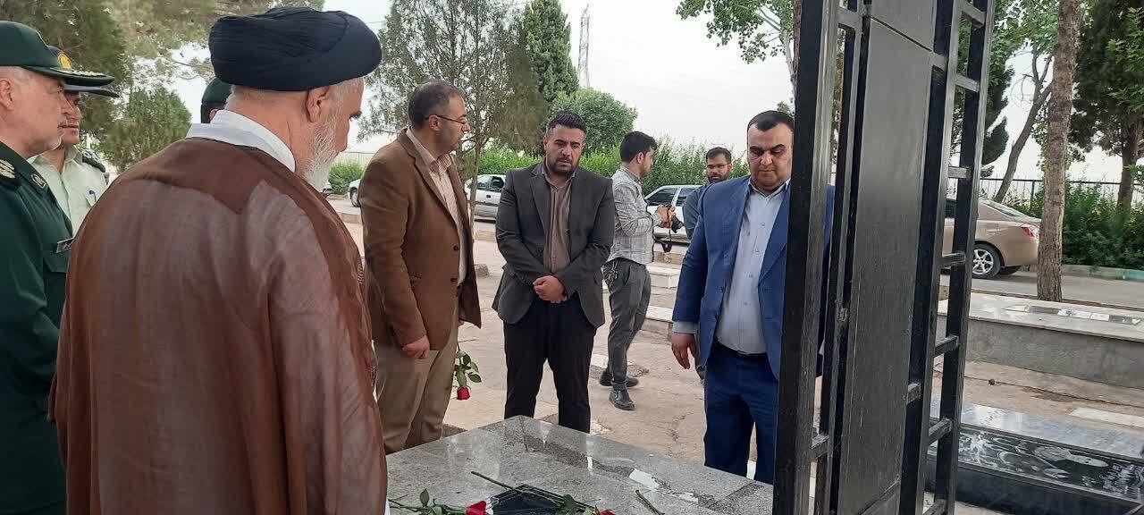به مناسبت گرامی داشت آزاد سازی خرمشهر مزار شهدا عطرافشانی شد
