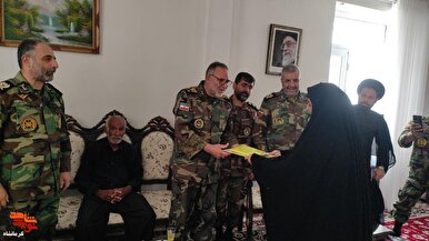 دیدار فرمانده نیروی زمینی ارتش با خانواده شهدای تیپ ۷۱ پیاده مکانیزه ابوذر سرپل ذهاب+تصاویر