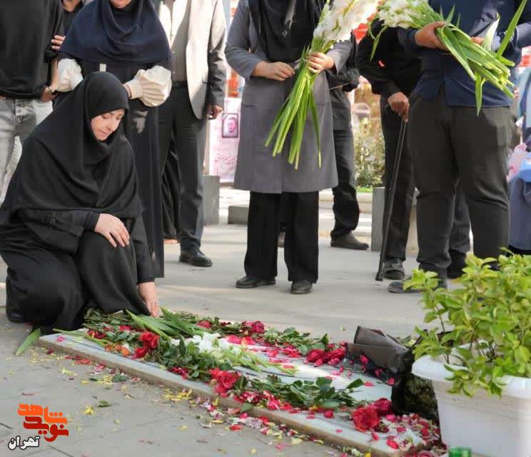 ادای احترام شینا انصاری معاون رئیس جمهور به شهدای مقاومت در بهشت زهرا