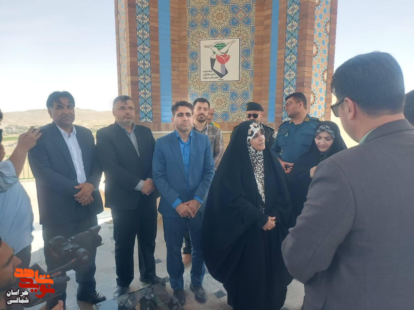 تصاویر/ آیین عطر افشانی گلزار مطهر شهدای گمنام شهرستان شیروان واقع در جبل النور