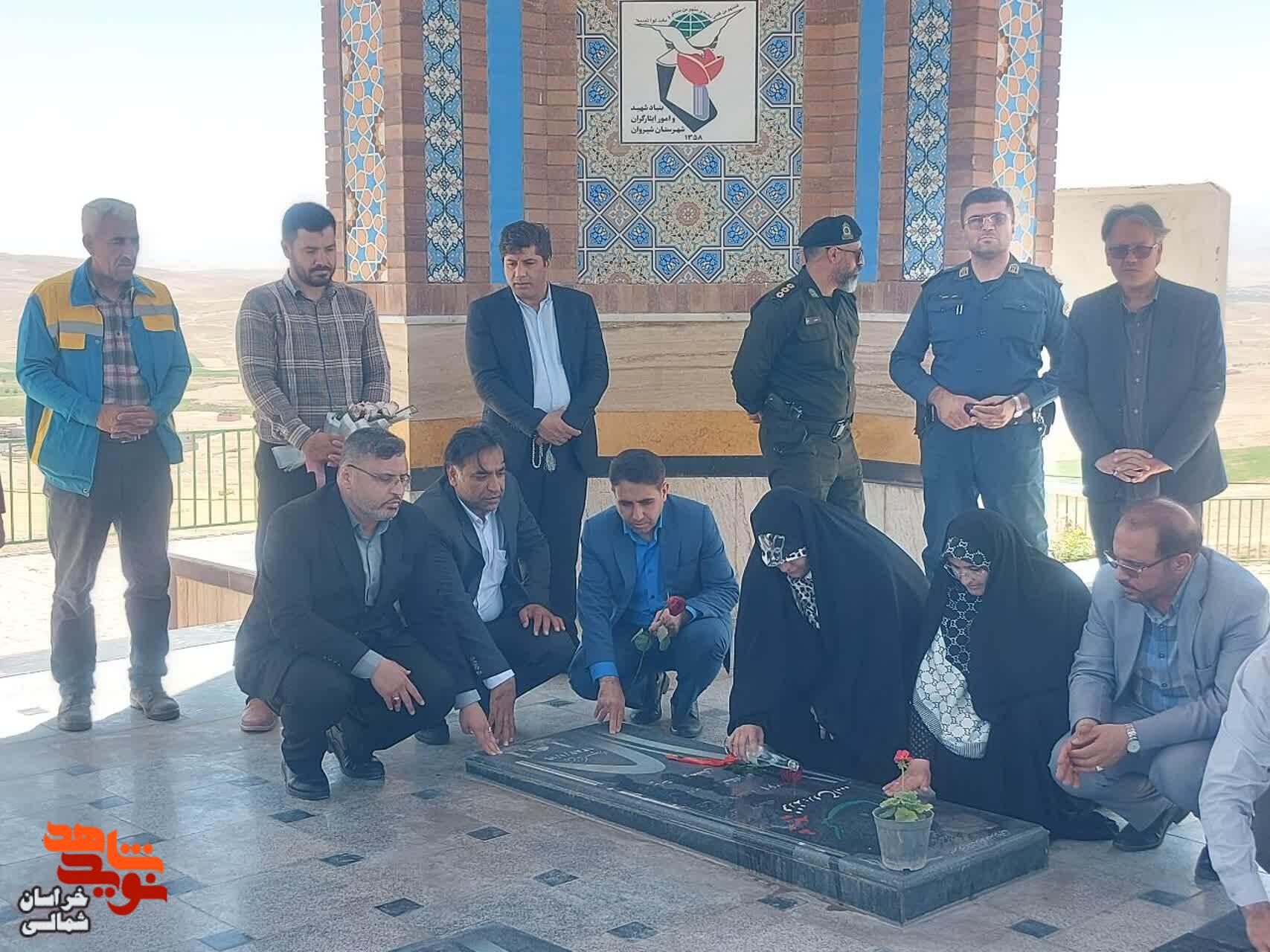 تصاویر/ آیین عطر افشانی گلزار مطهر شهدای گمنام شهرستان شیروان واقع در جبل النور