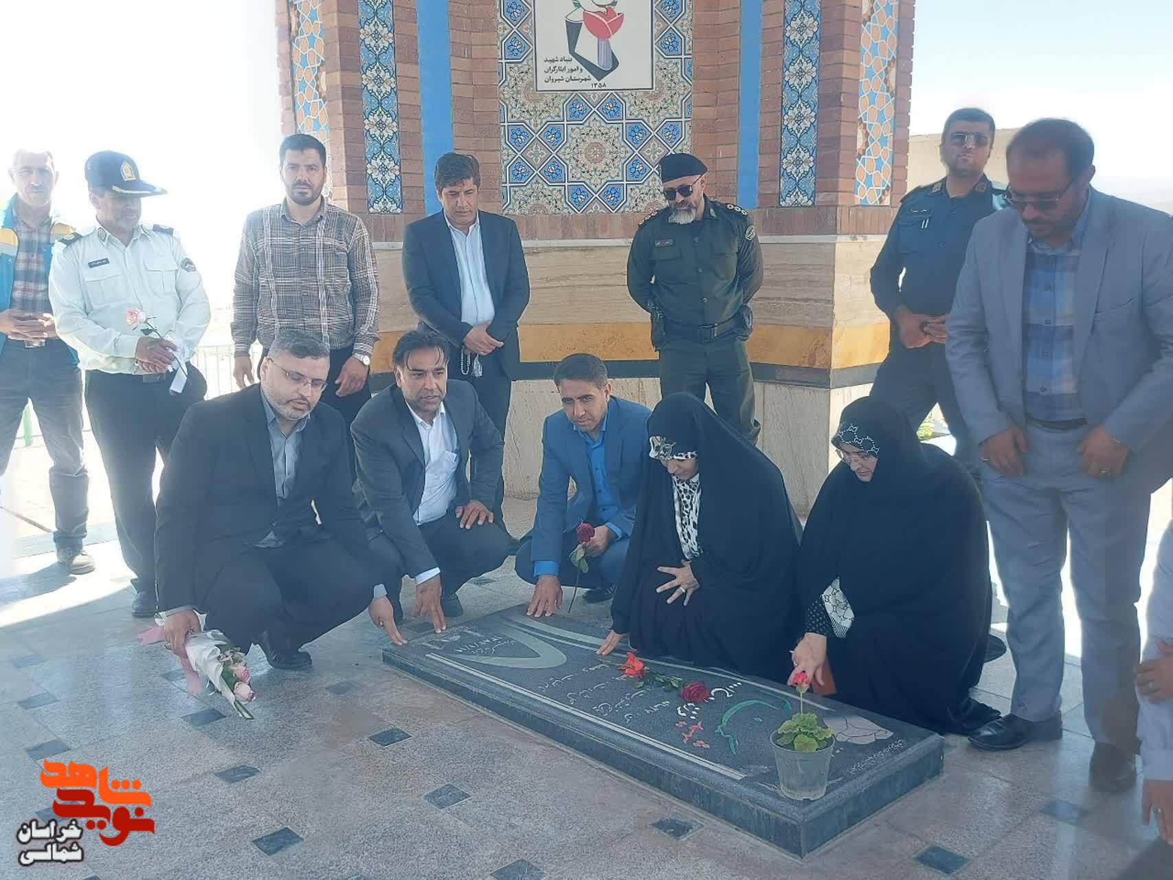 تصاویر/ آیین عطر افشانی گلزار مطهر شهدای گمنام شهرستان شیروان واقع در جبل النور