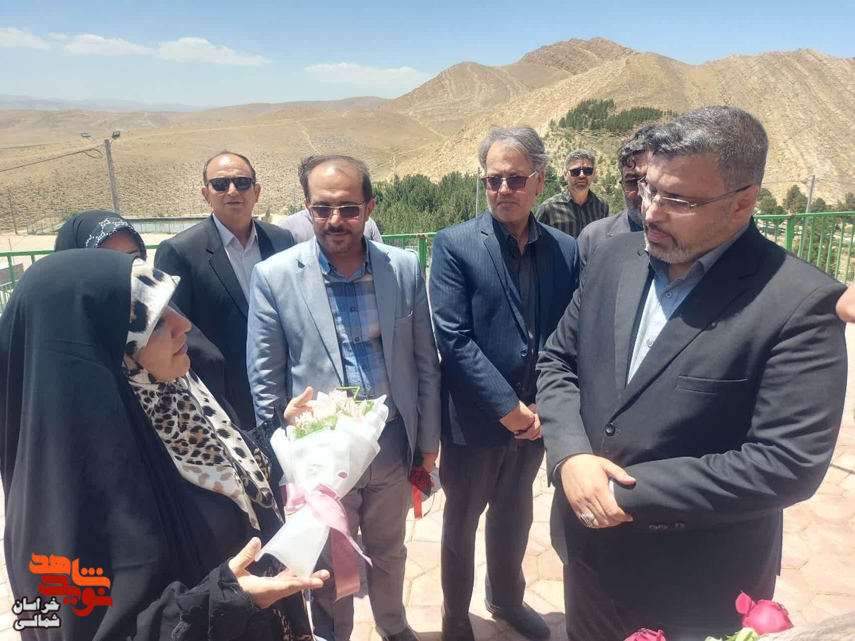 تصاویر/ آیین عطر افشانی گلزار مطهر شهدای گمنام شهرستان شیروان واقع در جبل النور