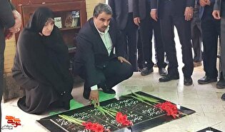 ادای احترام معاون تعاون و امور اجتماعی بنیاد شهید و امور ایثارگران به مقام شهدای والامقام استان بوشهر